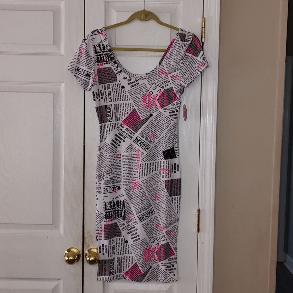 Full Circle Trends  fitted  newspaper print  dress  Sz M NWT